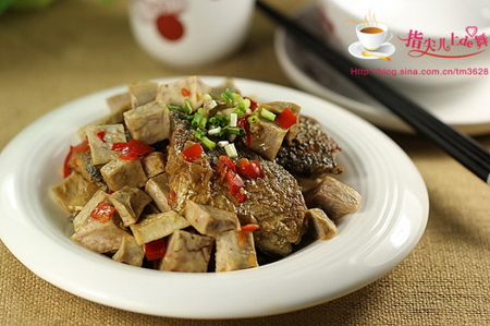 剁椒<a href=/shicai/shucai/YuTou/index.html target=_blank><u>芋头</u></a>烧<a href=/shicai/shuichanpin/DaiYu/index.html target=_blank><u>带鱼</u></a>