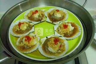 蒜蓉<a href=/shicai/mimian/FenSi/index.html target=_blank><u>粉丝</u></a>蒸<a href=/shicai/shuichanpin/ShanBei/index.html target=_blank><u>扇贝</u></a>