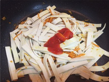 酱焖<a href=/shicai/shucai/HuLuoBo/index.html target=_blank><u>胡<a href=/shicai/shucai/LuoBo/index.html target=_blank><u>萝卜</u></a></u></a>丝<a href=/shicai/mimian/QianZhang/index.html target=_blank><u>千张</u></a>步骤3