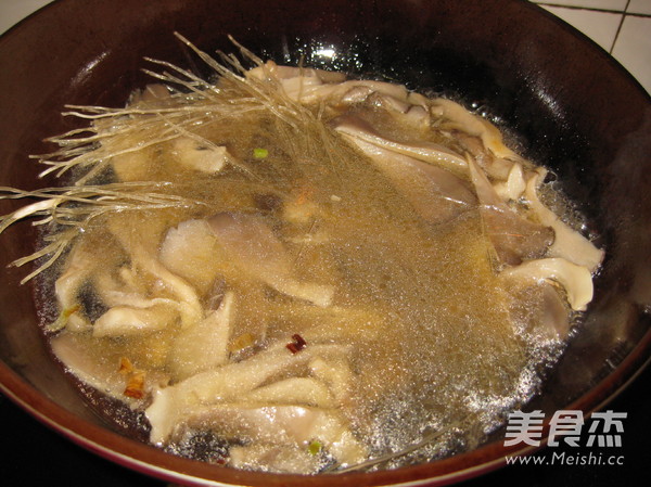 <a href=/shicai/shucai/PingGu/index.html target=_blank><u>平菇</u></a>炖<a href=/shicai/mimian/FenTiao/index.html target=_blank><u>粉条</u></a>的做法