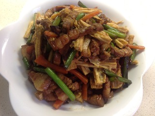 肉炒<a href=/shicai/mimian/FuZhu/index.html target=_blank><u>腐竹</u></a>蒜台