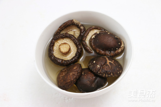 <a href=/shicai/shucai/XiangGu/index.html target=_blank><u>香菇</u></a>蒸滑鸡的做法