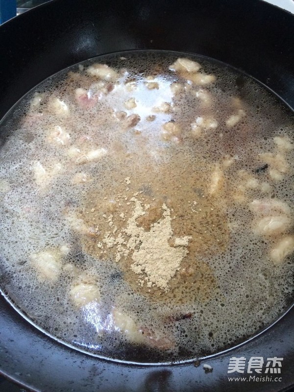 <a href=/shicai/rouqin/YangRou/index.html target=_blank><u>羊肉</u></a>烩火烧的做法