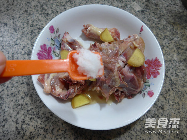 油炸<a href=/shicai/rouqin/JiGuJia/index.html target=_blank><u>鸡骨架</u></a>的做法