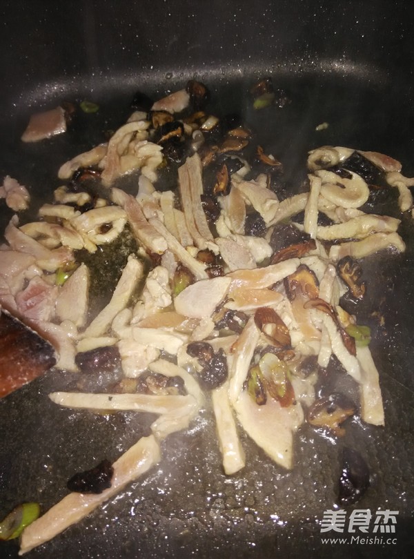 <a href=/shicai/shucai/XiangGu/index.html target=_blank><u>香菇</u></a><a href=/shicai/rouqin/ZhengJi/index.html target=_blank><u>鸡肉</u></a>饭烤箱版的做法
