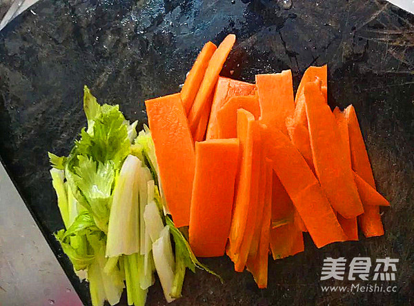 <a href=/shicai/shucai/XiQin/index.html target=_blank><u>西芹</u></a><a href=/shicai/shucai/HuLuoBo/index.html target=_blank><u>胡<a href=/shicai/shucai/LuoBo/index.html target=_blank><u>萝卜</u></a></u></a>焖<a href=/shicai/mimian/DouFu/index.html target=_blank><u>豆腐</u></a>的做法