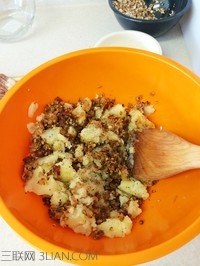 《食戟之灵》<a href=/shicai/shucai/TuDou/index.html target=_blank><u>土豆</u></a><a href=/shicai/rouqin/PeiGen/index.html target=_blank><u>培根</u></a>烤肉的做法 步骤6