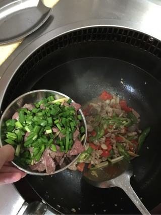 双椒<a href=/shicai/rouqin/ZhuRou/index.html target=_blank><u>猪肉</u></a>炒<a href=/shicai/rouqin/ZhuGan/index.html target=_blank><u>猪肝</u></a>