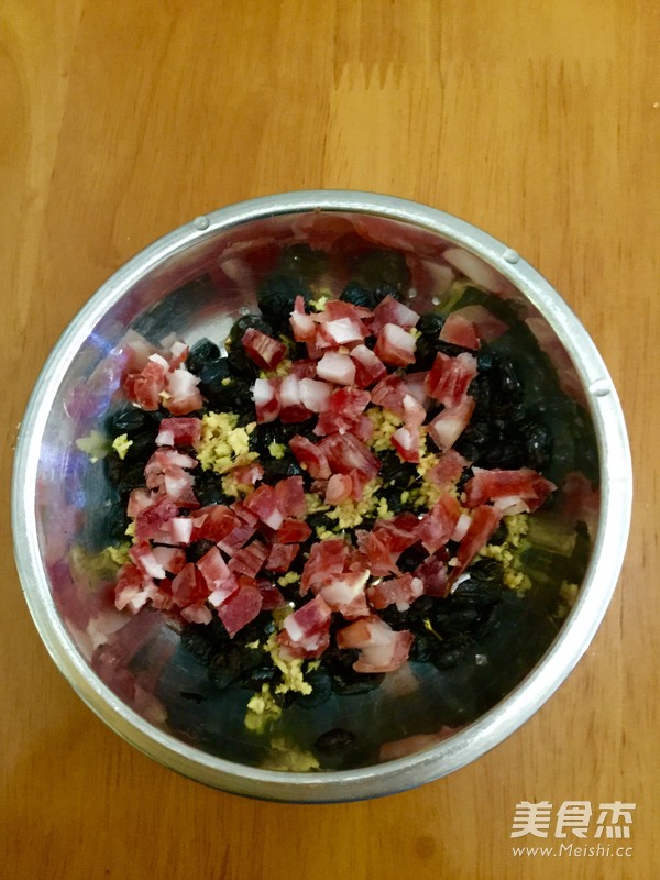 腊肠粒蒸<a href=/shicai/diaoweipin/DouChi/index.html target=_blank><u>豆豉</u></a>的做法