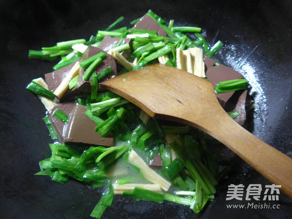 <a href=/shicai/shucai/JiuCai/index.html target=_blank><u>韭菜</u></a><a href=/shicai/mimian/FuZhu/index.html target=_blank><u>腐竹</u></a>煮鸭<a href=/shicai/rouqin/Xue/index.html target=_blank><u>血</u></a>的做法