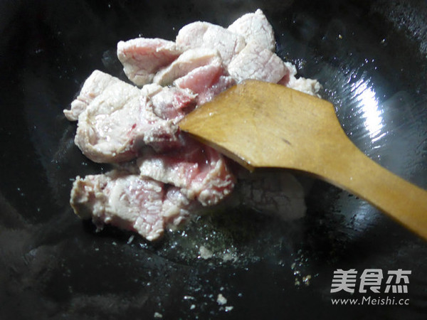 小油<a href=/shicai/mimian/DouFu/index.html target=_blank><u>豆腐</u></a>烧大排的做法
