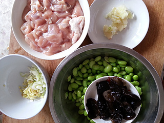 <a href=/shicai/shucai/MaoDou/index.html target=_blank><u>毛豆</u></a>炒<a href=/shicai/rouqin/JiTui/index.html target=_blank><u>鸡腿</u></a>肉