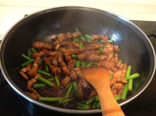 肉炒<a href=/shicai/mimian/FuZhu/index.html target=_blank><u>腐竹</u></a>蒜台