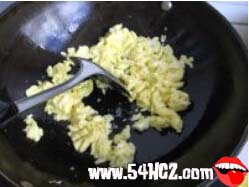 <a href=/shicai/shucai/QingJiao/index.html target=_blank><u>青椒</u></a>炒<a href=/shicai/rouqin/JiDan/index.html target=_blank><u>鸡蛋</u></a>4