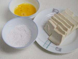 <a href=/shicai/rouqin/JiDan/index.html target=_blank><u>鸡蛋</u></a>煎<a href=/shicai/mimian/DouFu/index.html target=_blank><u>豆腐</u></a>步骤1