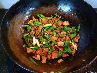 <a href=/shicai/shucai/QingJiao/index.html target=_blank><u>青椒</u></a><a href=/shicai/shucai/SuanMiao/index.html target=_blank><u>蒜苗</u></a>炒油渣