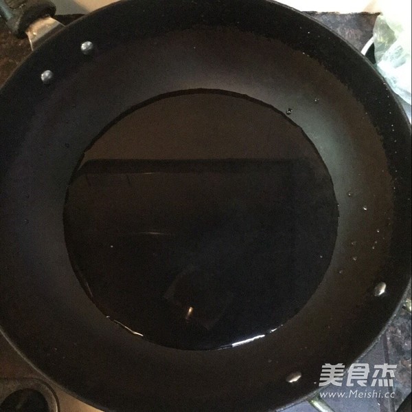 <a href=/shicai/shucai/HeLanDou/index.html target=_blank><u>荷兰豆</u></a>炒<a href=/shicai/shuichanpin/YouYu/index.html target=_blank><u>鱿鱼</u></a>的做法