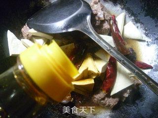 <a href=/shicai/mimian/DouFu/index.html target=_blank><u>豆腐</u></a>干烧<a href=/shicai/rouqin/NiuRou/index.html target=_blank><u>牛肉</u></a>