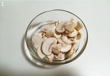 <a href=/shicai/shucai/MoGu/index.html target=_blank><u>蘑菇</u></a>鸡扒步骤5