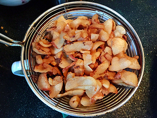 <a href=/shicai/shucai/QingJiao/index.html target=_blank><u>青椒</u></a><a href=/shicai/shucai/SuanMiao/index.html target=_blank><u>蒜苗</u></a>炒油渣