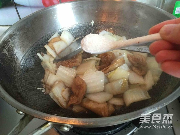 糖<a href=/shicai/diaoweipin/Cu/index.html target=_blank><u>醋</u></a>面筋<a href=/shicai/shucai/BaiCai/index.html target=_blank><u>白菜</u></a>的做法