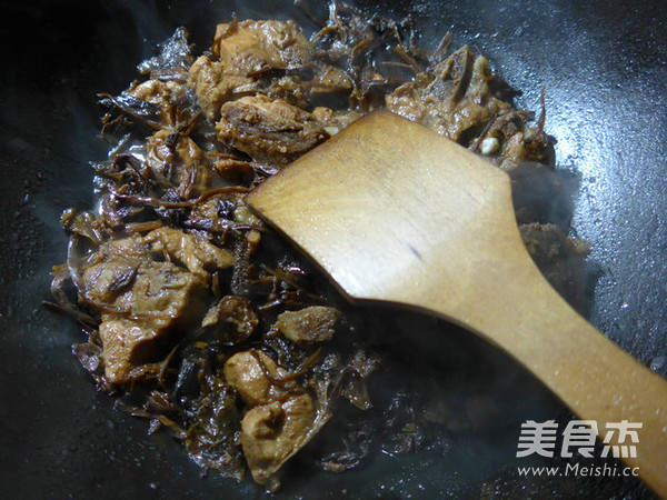 笋干菜烧<a href=/shicai/rouqin/LongGu/index.html target=_blank><u>龙骨</u></a>的做法