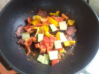 彩椒炒<a href=/shicai/rouqin/LaRou/index.html target=_blank><u>腊肉</u></a>