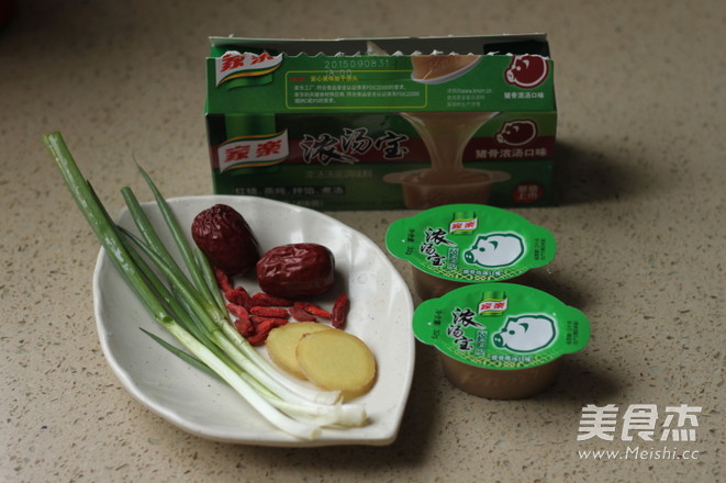 猪骨浓汤丸子火锅的做法