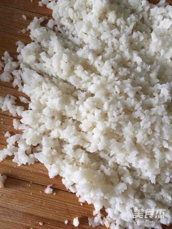 <a href=zt/hsszt target=_blank><u>红烧狮子头</u></a>的做法