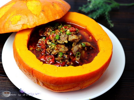 三椒<a href=/shicai/rouqin/NiuWei/index.html target=_blank><u>牛尾</u></a><a href=/shicai/shucai/NanGua/index.html target=_blank><u>南瓜</u></a>盅