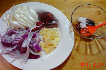 回锅<a href=/shicai/shuichanpin/BaoYu/index.html target=_blank><u>鲍鱼</u></a>步骤2