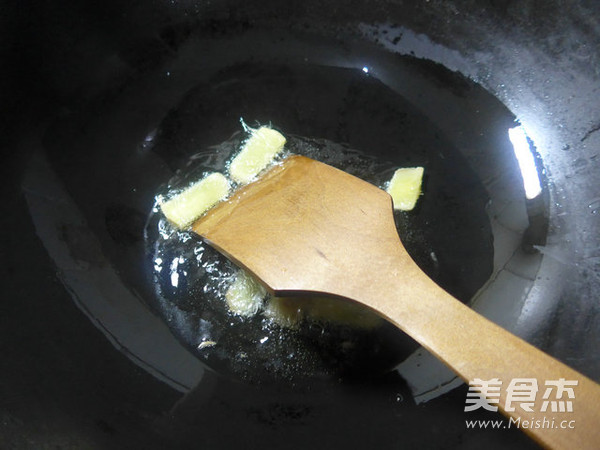 <a href=/shicai/shucai/SuanTai/index.html target=_blank><u>蒜薹</u></a>炒<a href=/shicai/shuichanpin/NiuWa/index.html target=_blank><u>牛蛙</u></a>的做法