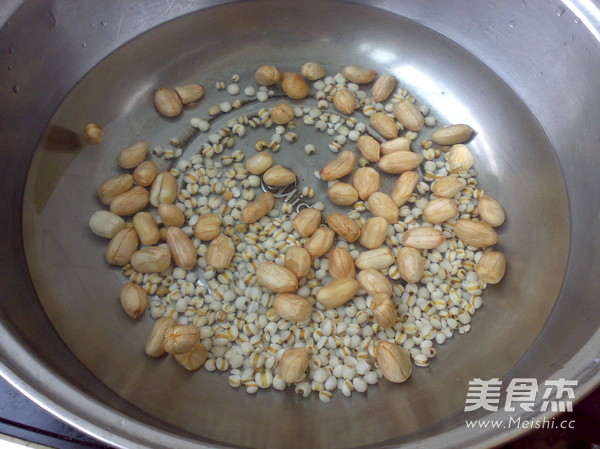 <a href=/shicai/guopin/HuaSheng/index.html target=_blank><u>花生</u></a><a href=/shicai/mimian/YiMi/index.html target=_blank><u>薏米</u></a>薯圆糖水的做法