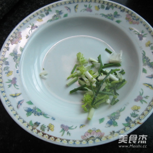 金针菇煮<a href=/shicai/mimian/FenPi/index.html target=_blank><u>粉皮</u></a>的做法