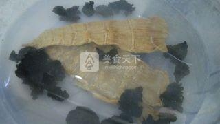 <a href=/shicai/mimian/GanSun/index.html target=_blank><u>干笋</u></a><a href=/shicai/shucai/MuEr/index.html target=_blank><u>木耳</u></a>焖<a href=/shicai/rouqin/WuHuaRou/index.html target=_blank><u>五花肉</u></a>