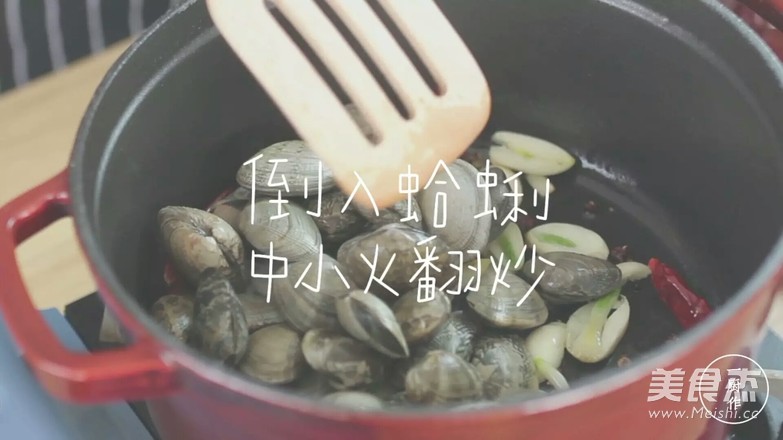 铸铁锅酒蒸<a href=/shicai/shuichanpin/HaLi/index.html target=_blank><u>蛤蜊</u></a>的做法