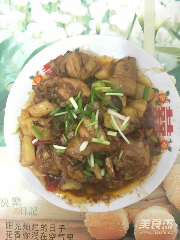 <a href=/shicai/shucai/TuDou/index.html target=_blank><u>土豆</u></a>炖<a href=/shicai/rouqin/JiTui/index.html target=_blank><u>鸡腿</u></a>的做法