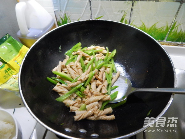 <a href=/shicai/shucai/QingJiao/index.html target=_blank><u>青椒</u></a>炒<a href=/shicai/mimian/DouPi/index.html target=_blank><u>豆皮</u></a>卷的做法