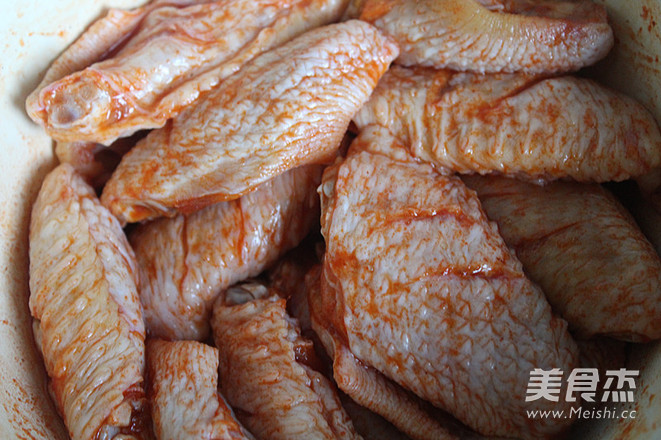 特色烤<a href=/shicai/rouqin/JiChi/index.html target=_blank><u>鸡翅</u></a>的做法