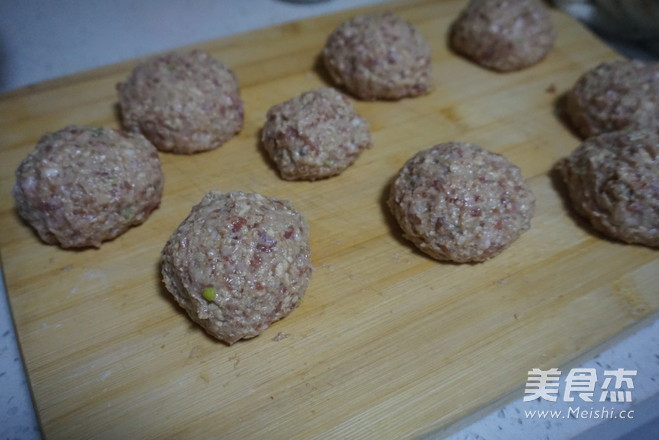 <a href=zt/hsszt target=_blank><u>红烧狮子头</u></a>的做法