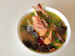 <a href=/shicai/shucai/MuEr/index.html target=_blank><u>木耳</u></a>炖土鸡