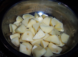 素菜荤吃的红烧<a href=/shicai/shucai/TuDou/index.html target=_blank><u>土豆</u></a>的做法步骤:1