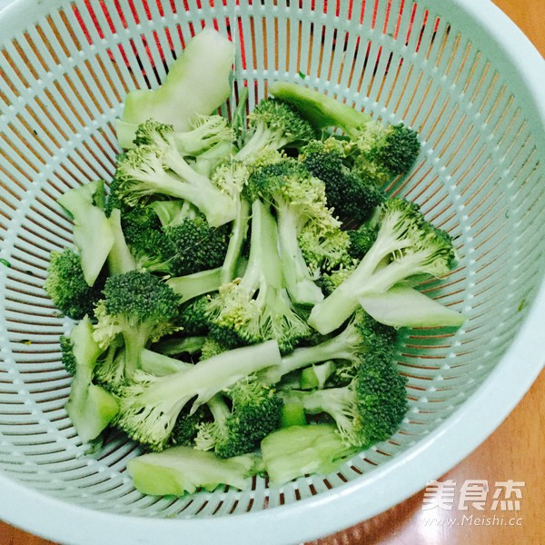 肉片炒<a href=/shicai/shucai/XiLanHua/index.html target=_blank><u>西兰花</u></a>的做法