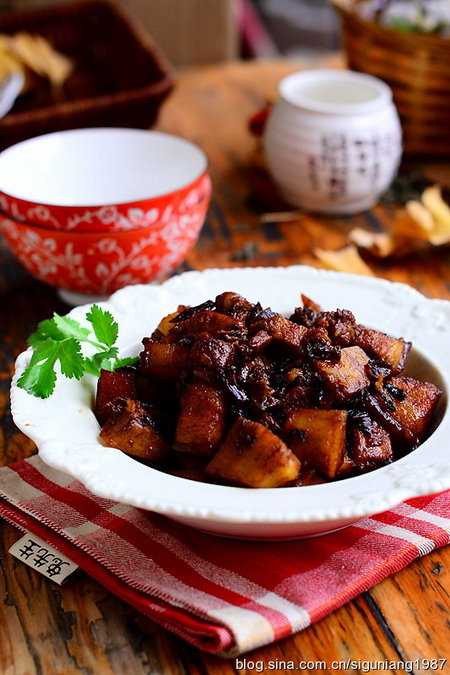 梅菜干<a href=/shicai/shucai/XiangYu/index.html target=_blank><u>香芋</u></a>焖肉