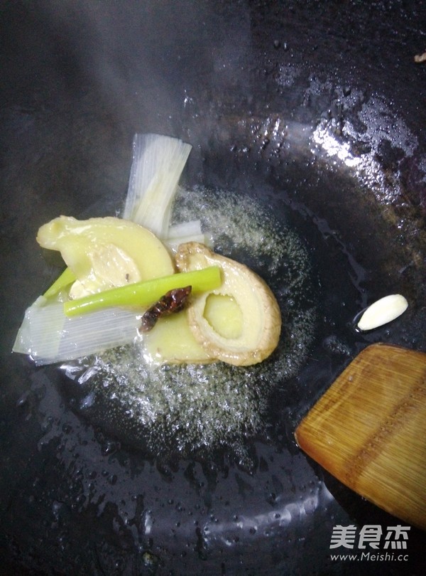 红烧无骨<a href=/shicai/rouqin/JiZha/index.html target=_blank><u>鸡爪</u></a>(含脱骨法)的做法