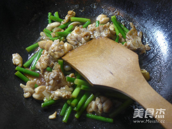 <a href=/shicai/shucai/SuanTai/index.html target=_blank><u>蒜薹</u></a>炒<a href=/shicai/shuichanpin/NiuWa/index.html target=_blank><u>牛蛙</u></a>的做法