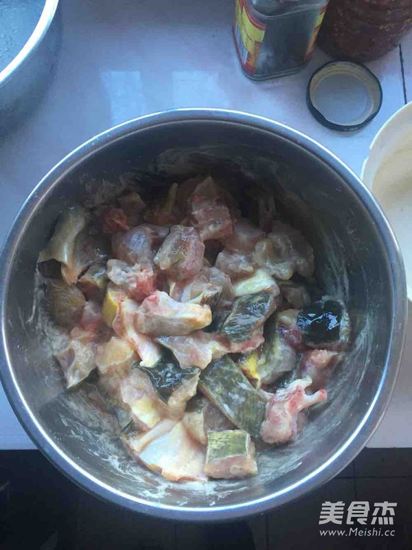 酸辣双椒<a href=/shicai/shuichanpin/NianYu/index.html target=_blank><u>鲶鱼</u></a>的做法