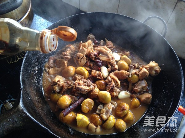 <a href=/shicai/shucai/BanLi/index.html target=_blank><u>板栗</u></a>烧鸡的做法