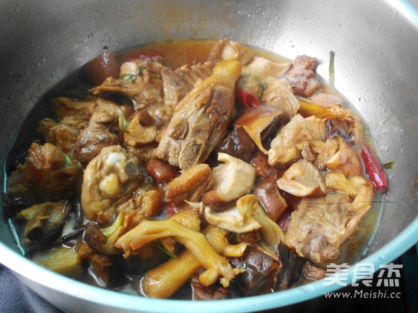 <a href=/shicai/shucai/XiangGu/index.html target=_blank><u>香菇</u></a>焖鸭的做法