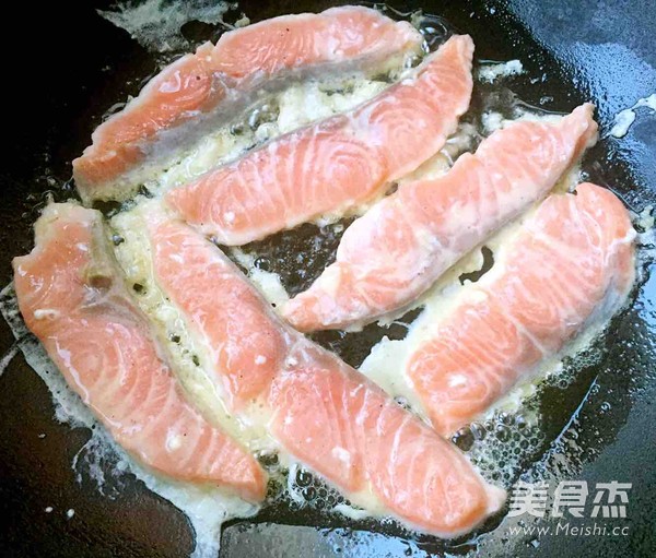 中式煎<a href=/shicai/shuichanpin/SanWenYu/index.html target=_blank><u>三文鱼</u></a>的做法